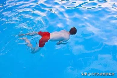 初学者如何学好蛙泳的技巧,抬头蛙泳如何快速入门