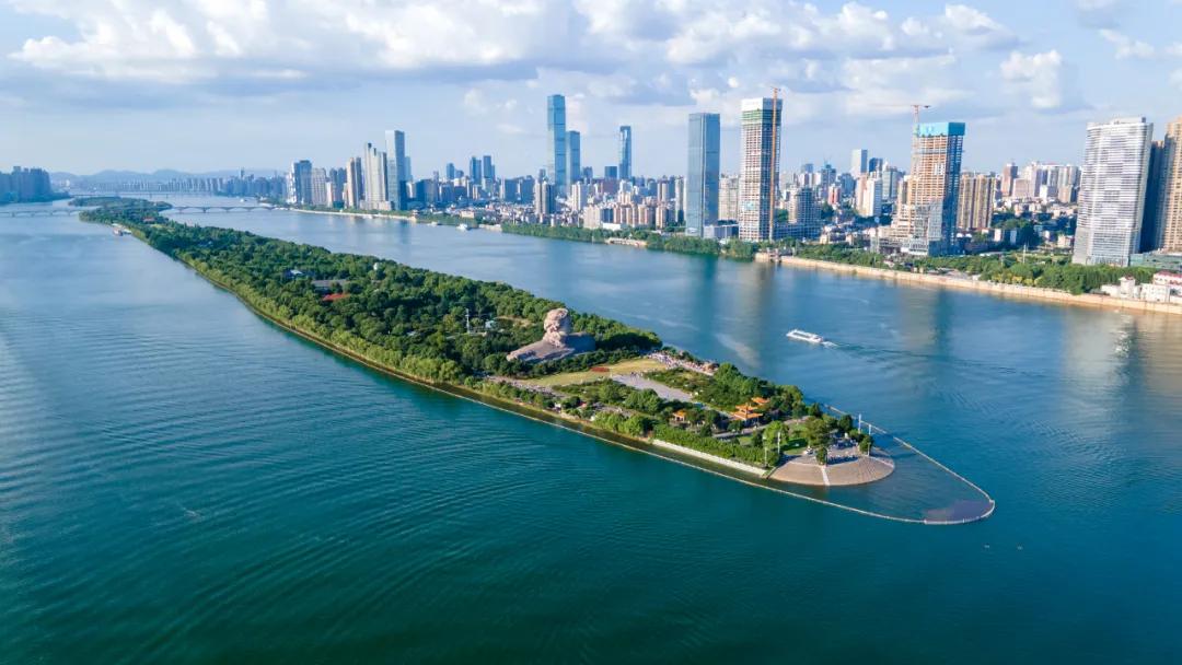 把繁华踩在脚下,将吃喝囊括周边。去长沙要住地标里