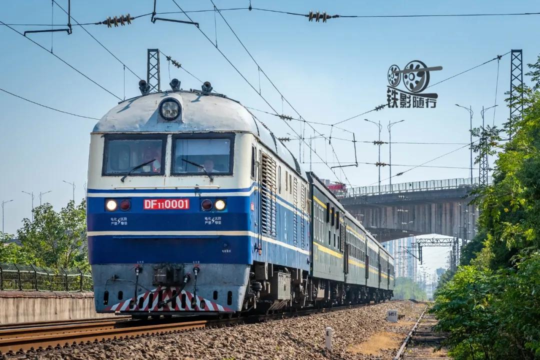 铁影车,东风11型内燃机车照片