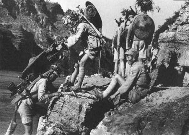 1951年邓华为何主动让位第一副司令给陈赓？甚至亲自致电伟人