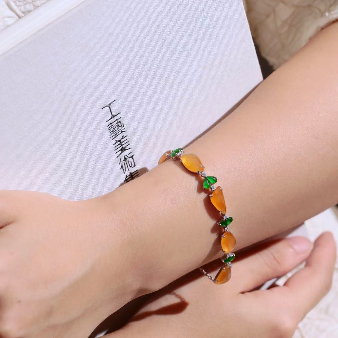 翡翠给人的感觉就像一抹清泉,天然翡翠与众不同美出高级感