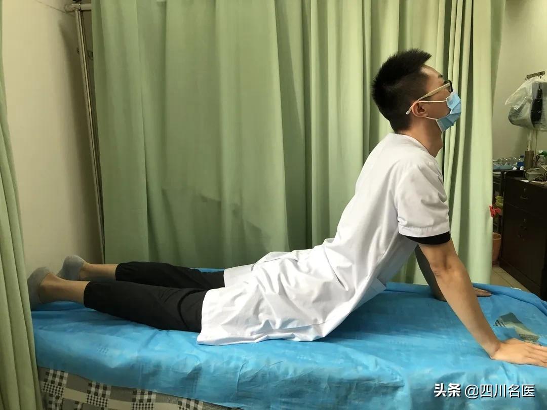 别再趴着睡觉了！22岁小伙一觉醒来“手残”了！医生：最好的睡姿是它