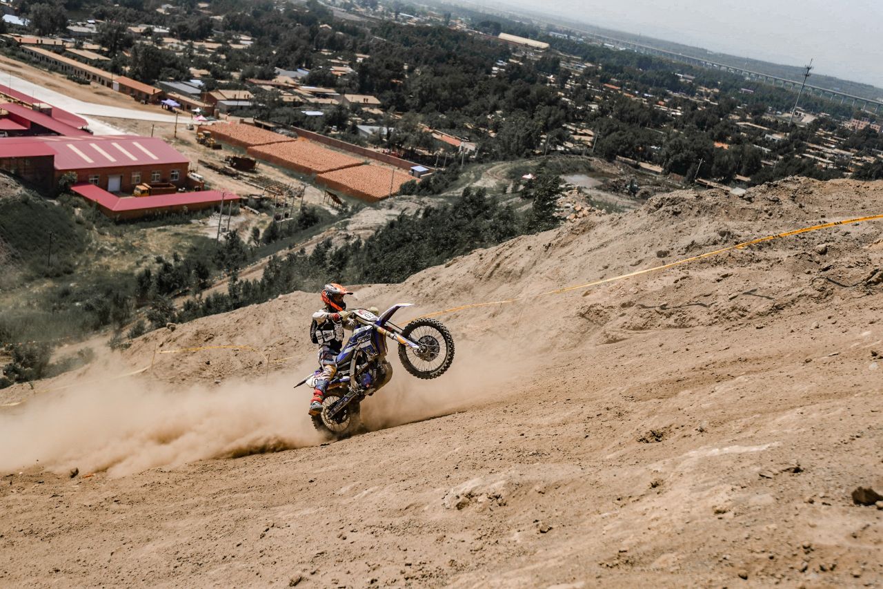 百位摩托车手挑战矿山百年矿坑迎来“3D时代”