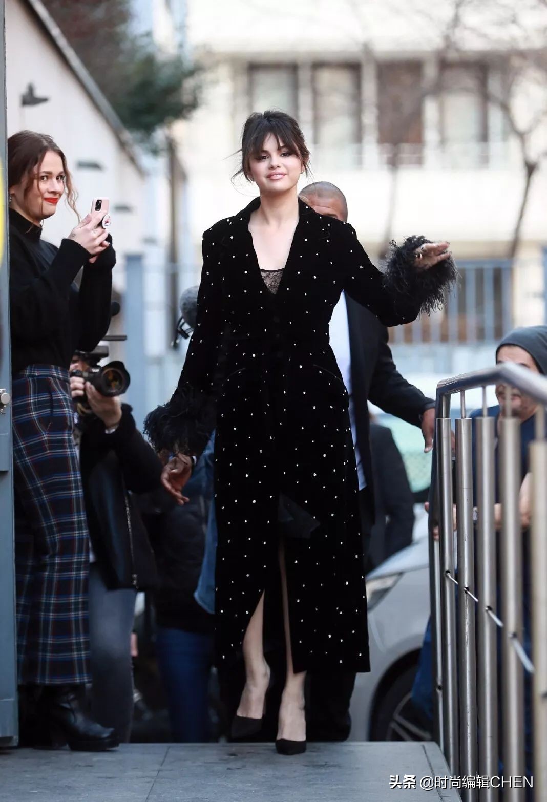 赛琳娜一天内增减10斤？一袭长袍体态瘦成超模，穿针织裙胖成富婆