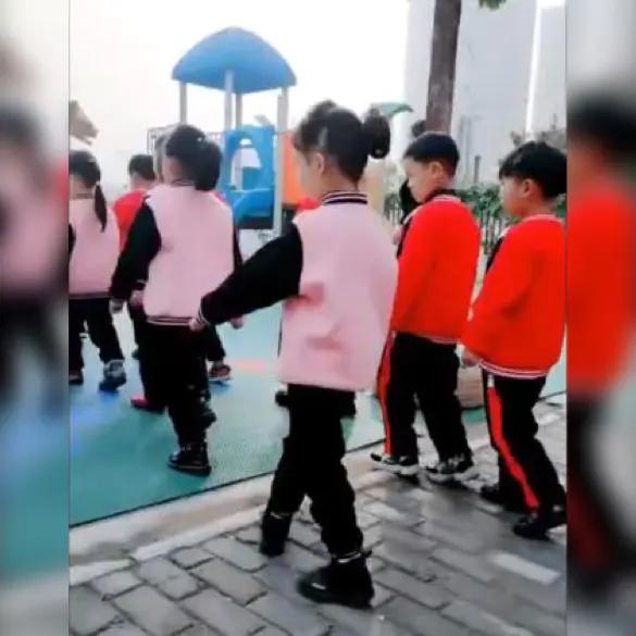 霸气侧漏的小女孩,霸气女孩走姿