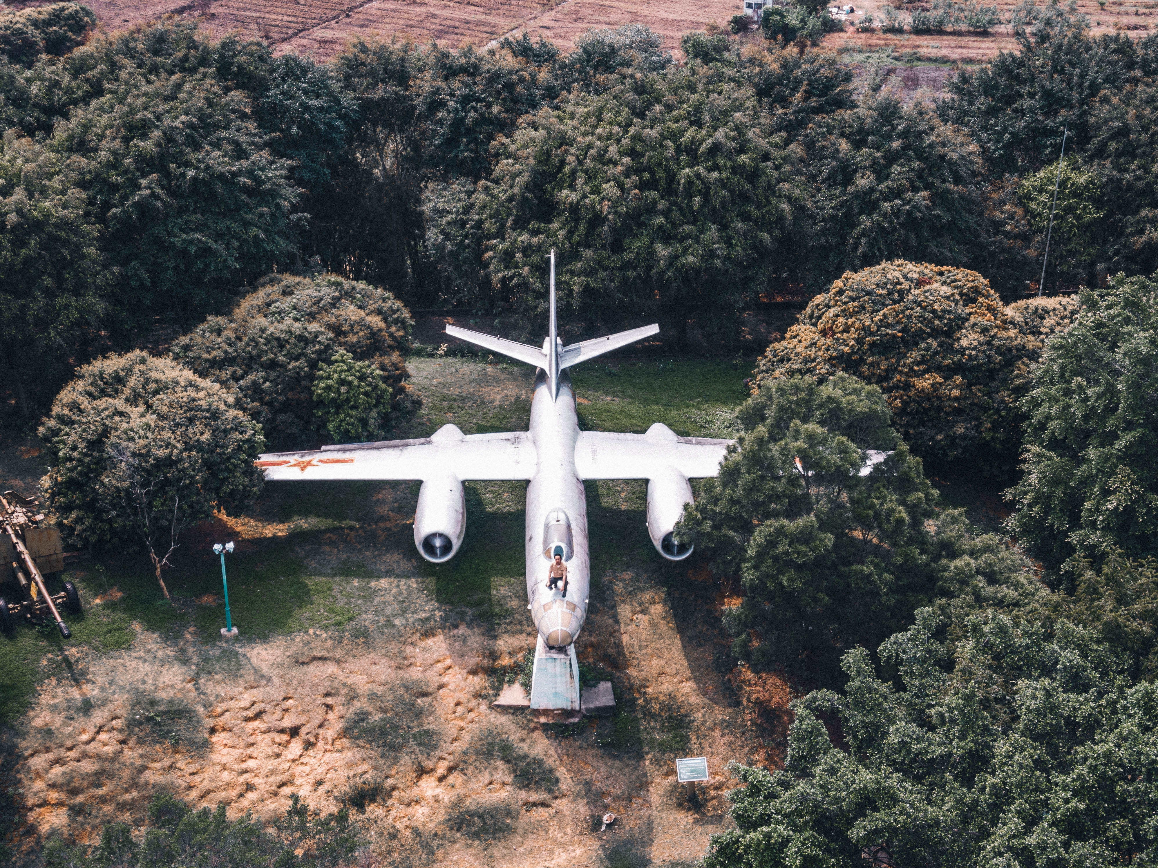 广州山林里面发现一架废弃的飞机,广东深山里的隐藏飞机