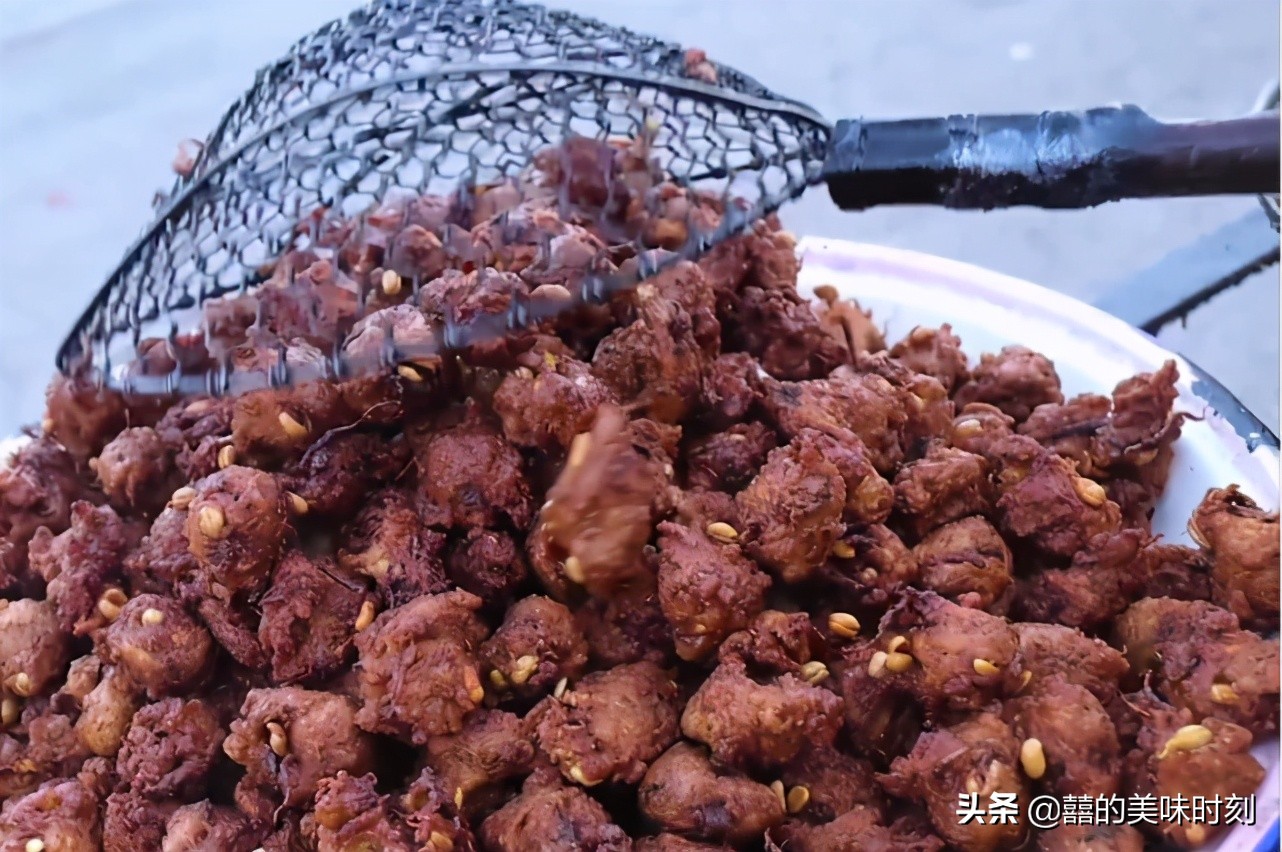 河南大叔路边卖素丸子20年,10元1斤现拌现炸,每天200斤不够卖