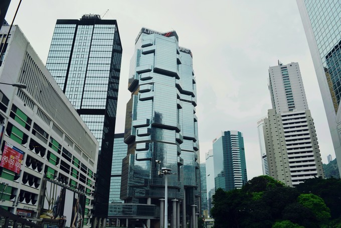 世界将我包围下一句,世界将我包围演唱