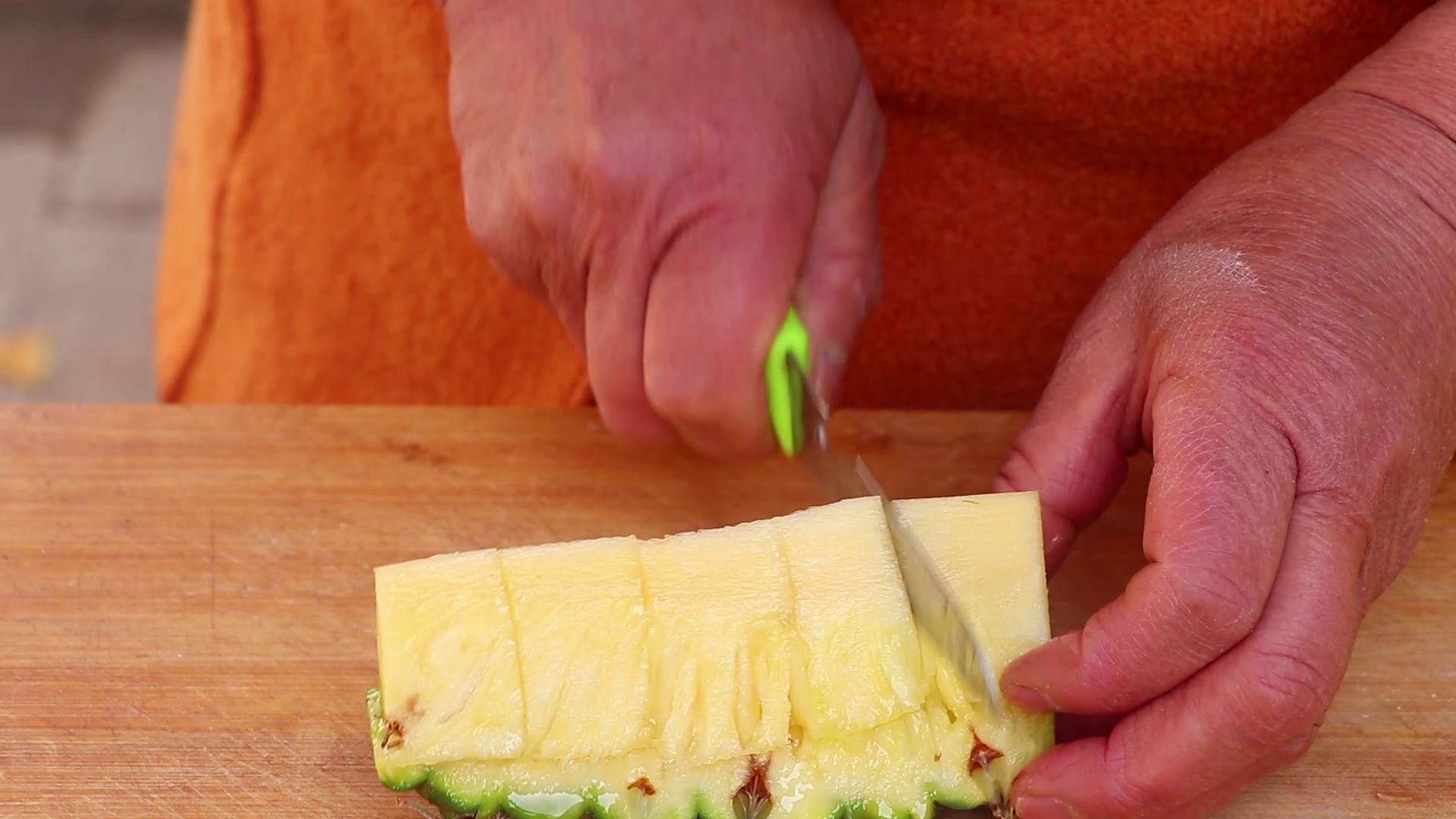 切菠萝最正确的方法,切菠萝的妙招一颗一颗的剥