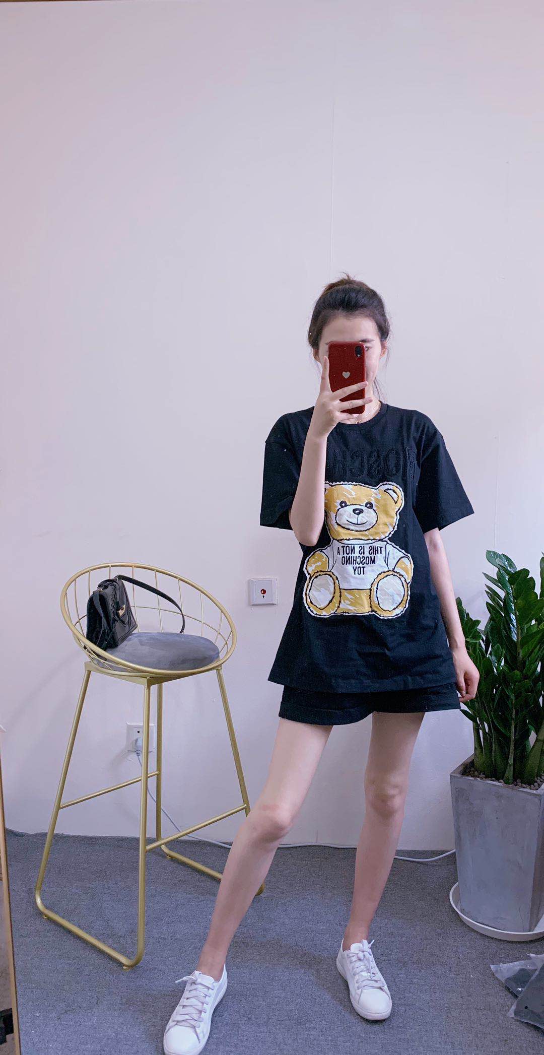 有需要买衣服的朋友加微信,有需要买产品的朋友