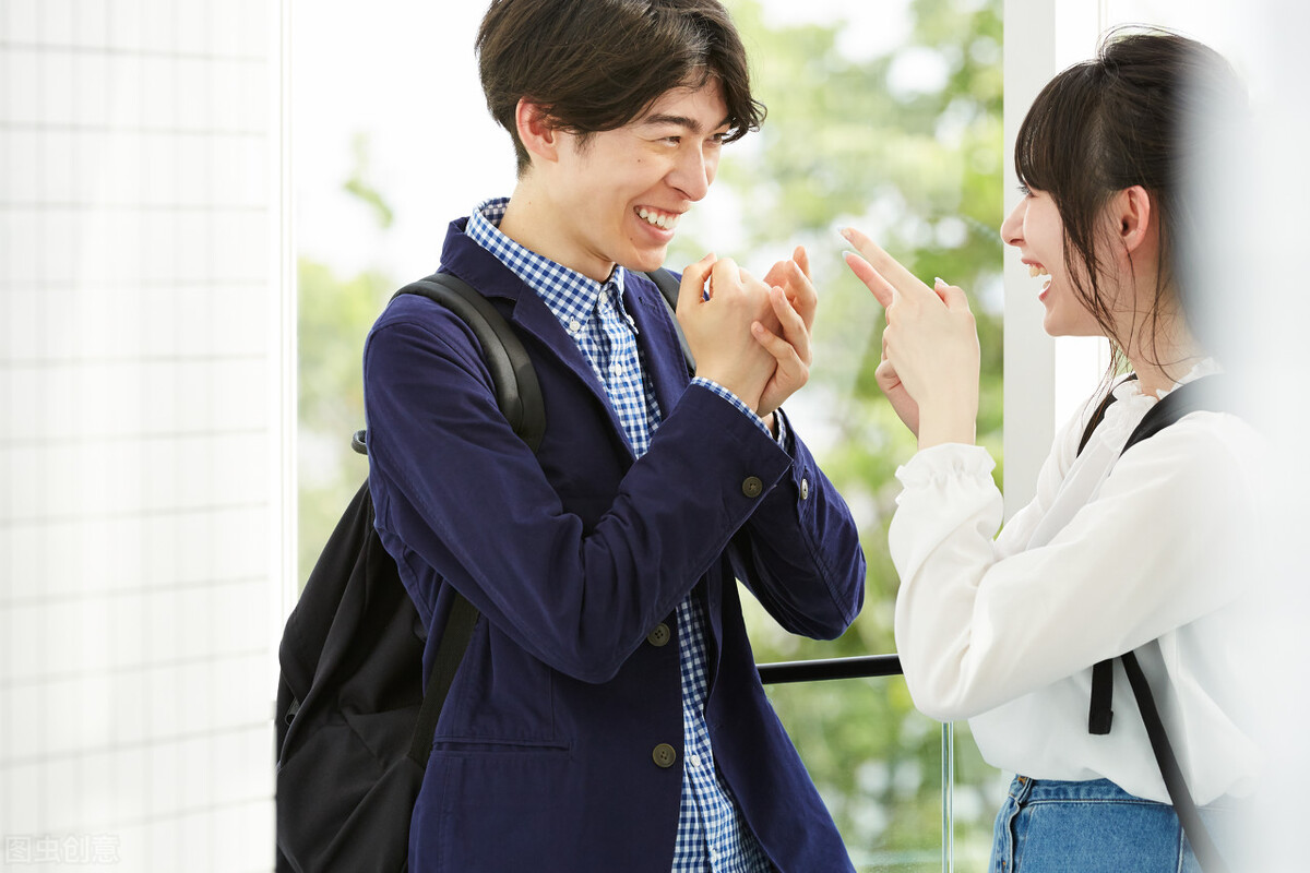 男生遇到女生搭讪,男生遇到一见钟情的女孩