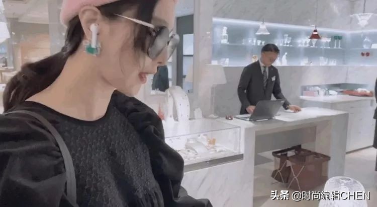 范冰冰现身穿搭抢镜 (范冰冰香港逛街显潮流)