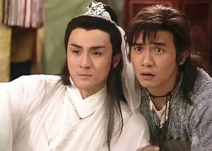 一众港星冒雨踢足球，吴岱融萧正楠浑身湿透，卢惠光父子罕见露面