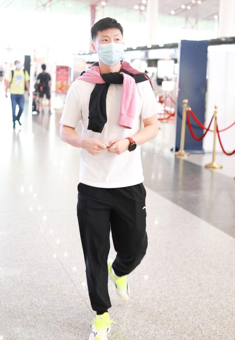 马龙变装照片,马龙便装奖杯