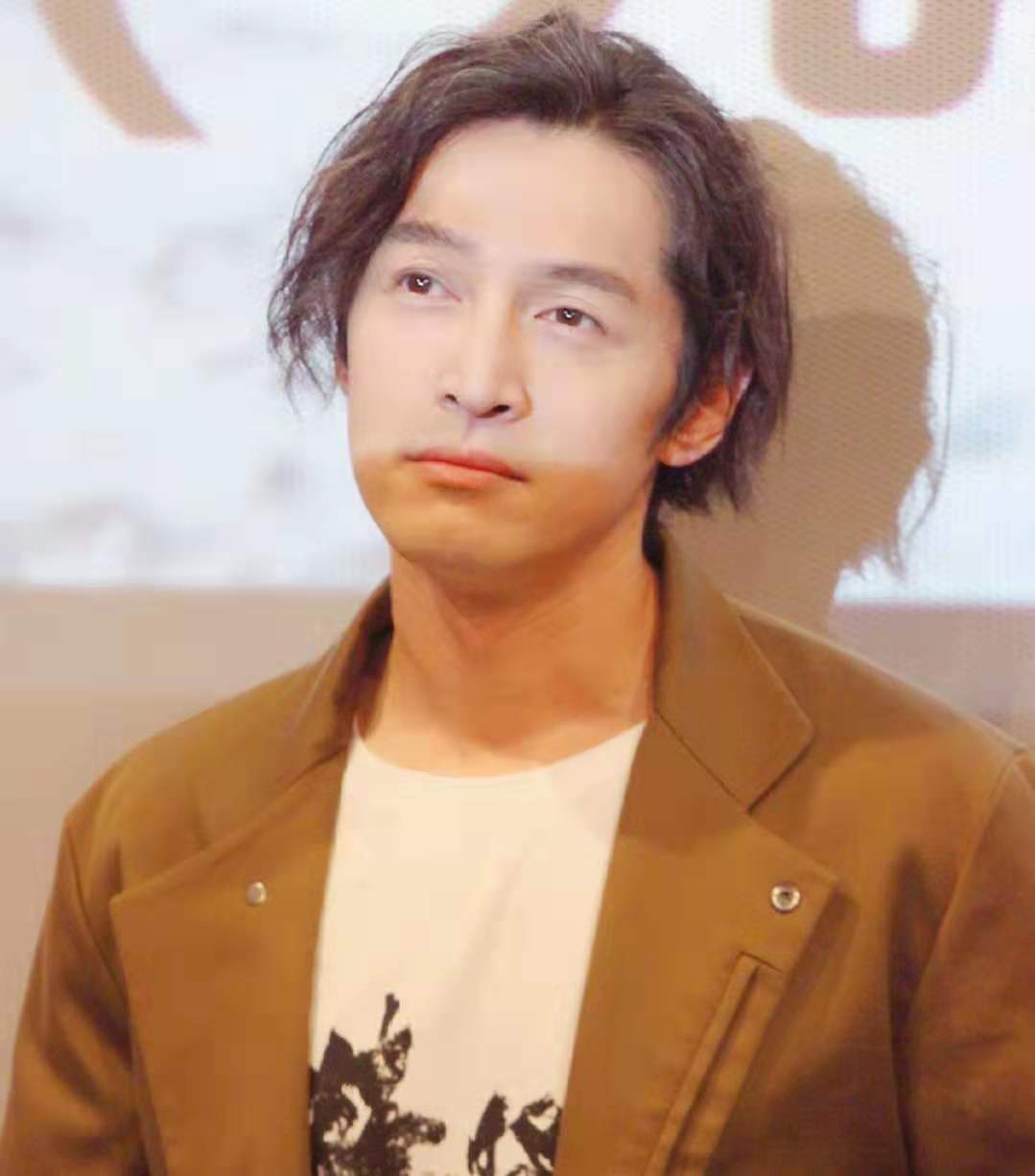 37岁胡歌长发换板寸头男人味,36岁胡歌终于换新发型