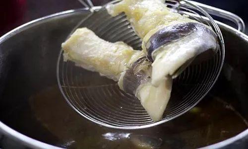 卤菜卤水发苦怎么回事,卤菜的卤水酸了怎么挽救