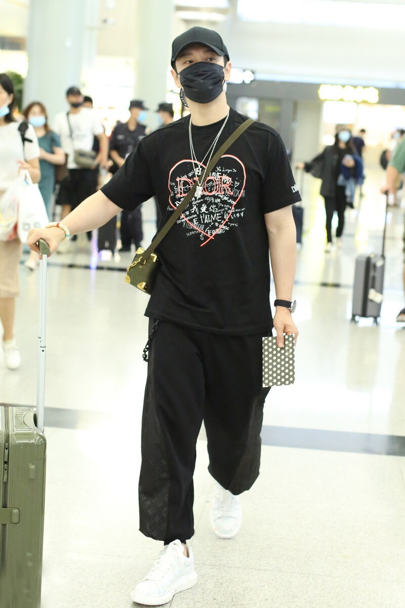 黄晓明带儿子现身机场同款,黄晓明极限挑战厚底鞋