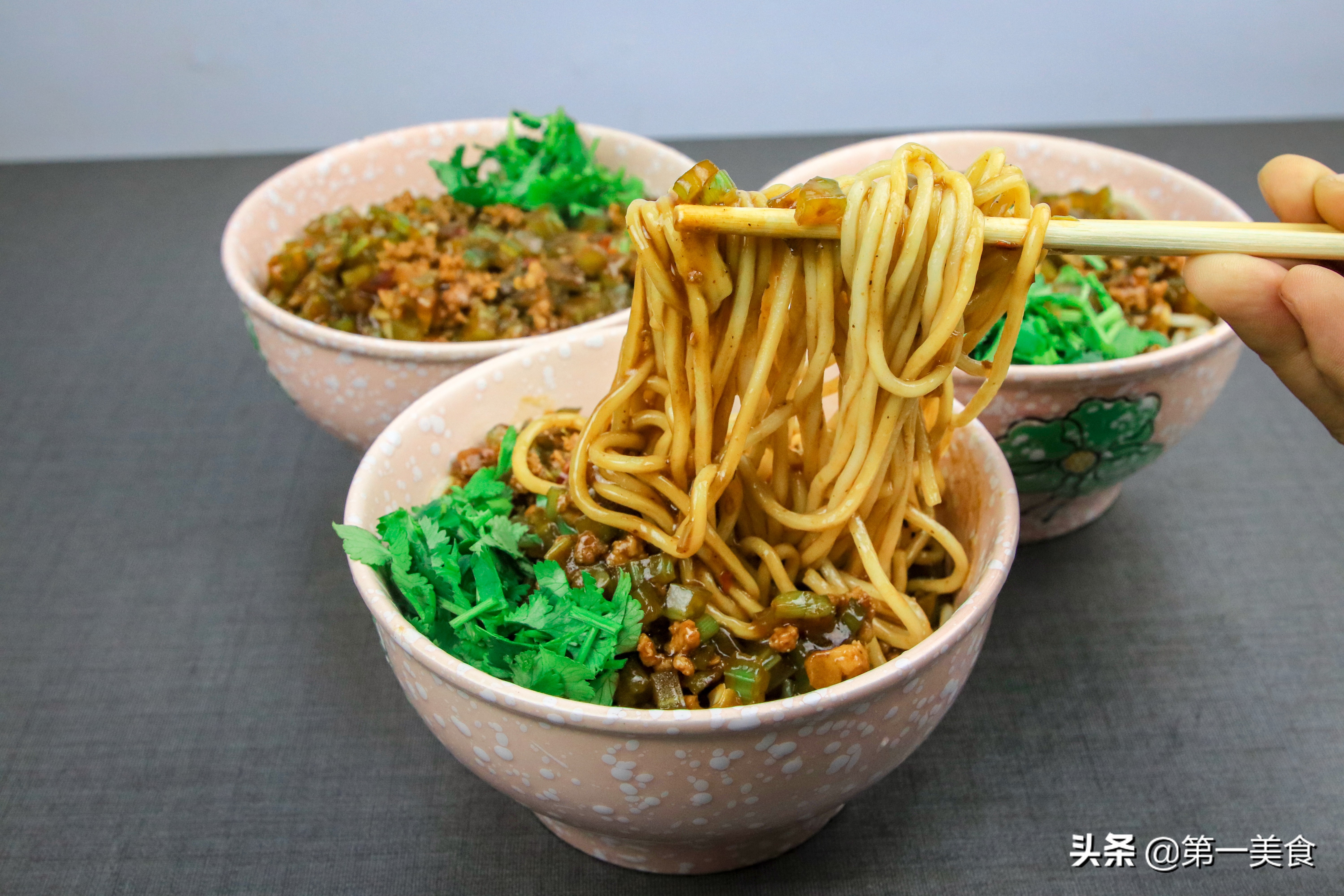 炸酱面正宗做法教程,正宗炸酱面家常做法和配方