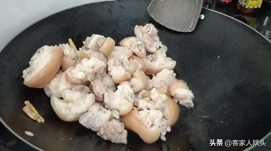 猪脚最好吃的做法教程,咸香猪脚的制作方法视频
