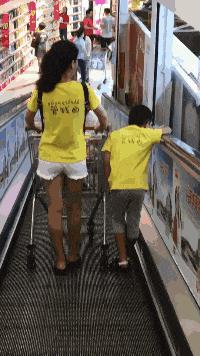 我在学校超市买了一包南京煊赫门收了我19块，我该怎么举报