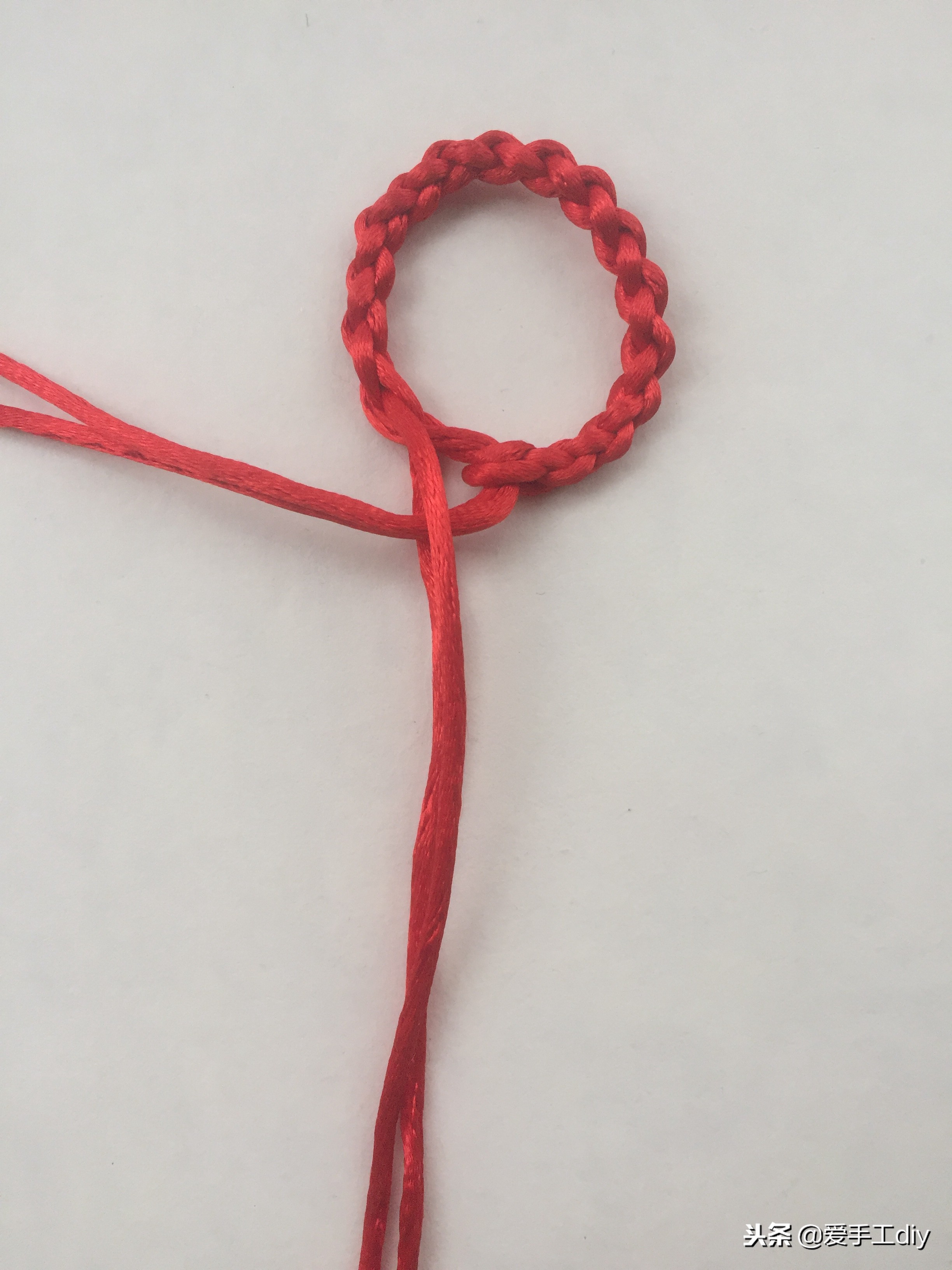 红绳加水晶转运珠戒指的编法,红绳戒指绳中间穿珠子编绳教程