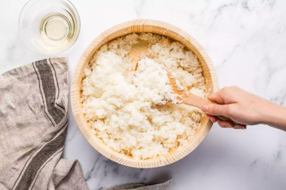 做寿司的米饭要软一点还是硬一点,怎样煮最好吃的寿司米饭