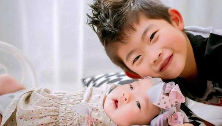 “国产最黑宝宝”走红，10分神似包青天，宝妈：我太太太难了