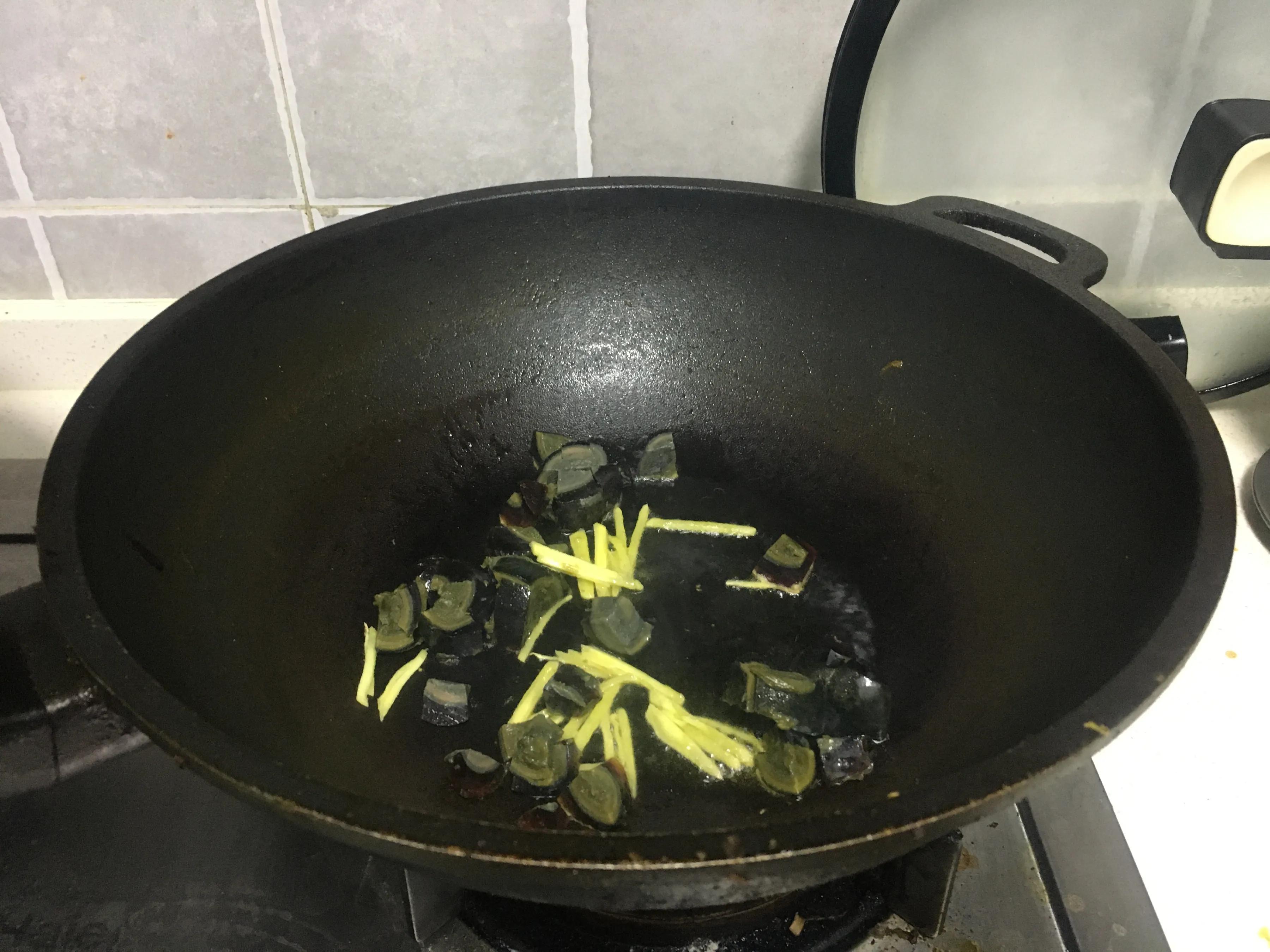 肚子鼓得像怀孕一样,孕妇肚子煲鸡汤