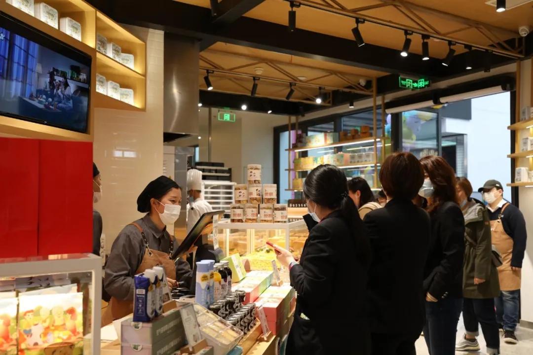 靠一块面包成为老板,凭借面包一步步发财