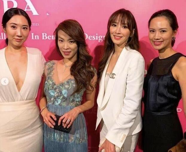 曾穿搭两千万起步的吴佩慈，现参加闺蜜儿子抓周派对，无钻戒包包