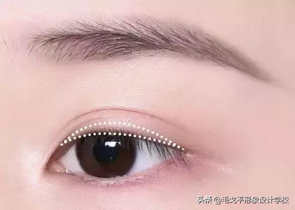 眼线一笔成型教学,眼线一画就成梯形