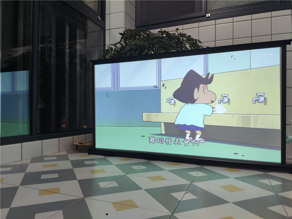 把家用投影仪放到电影院里投影,微果投影仪家用