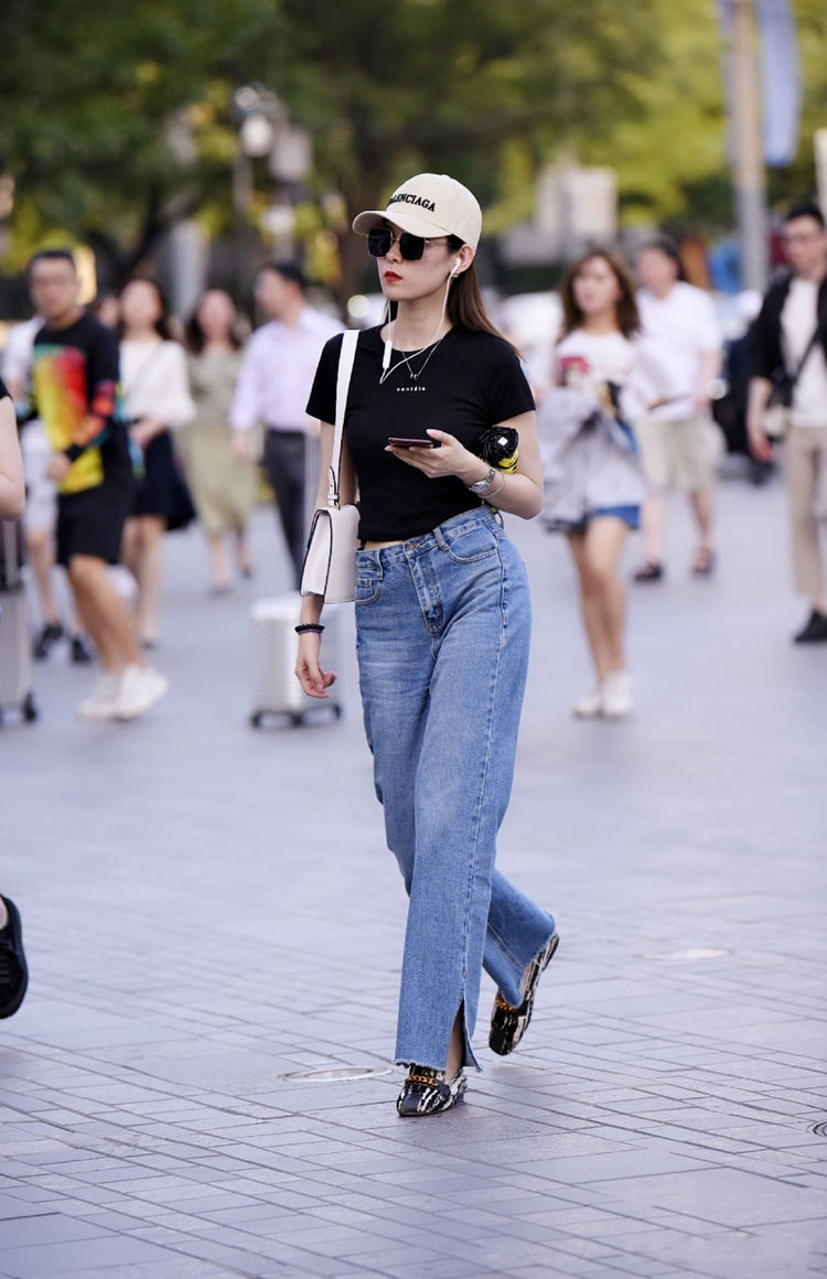 为什么夏天再热女生也穿长袖校服,夏天穿短裙是因为热吗