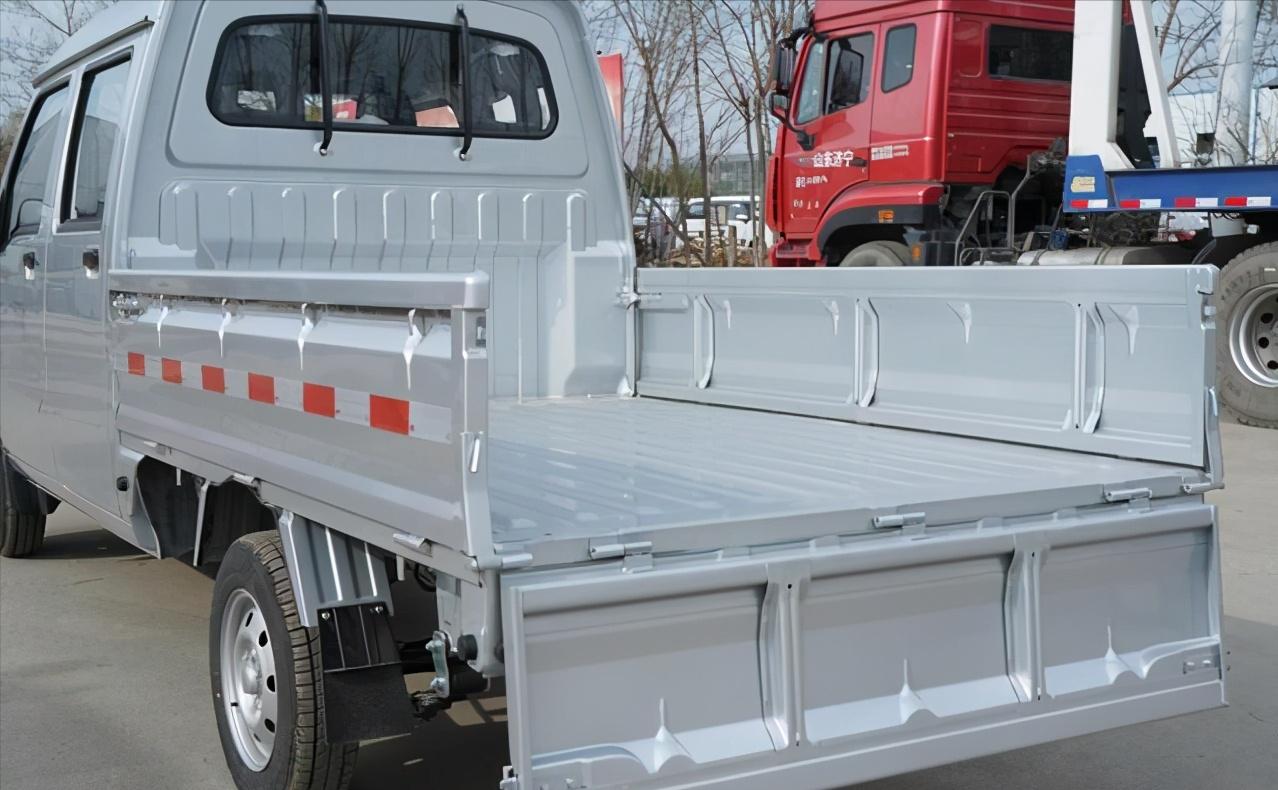 五菱之光小卡双排最大载重是多少,五菱之光小卡双排轮胎可以加大吗