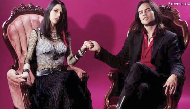 美国夫妻自称为吸血鬼国王及王后，靠每月吸食供血女友血液为生