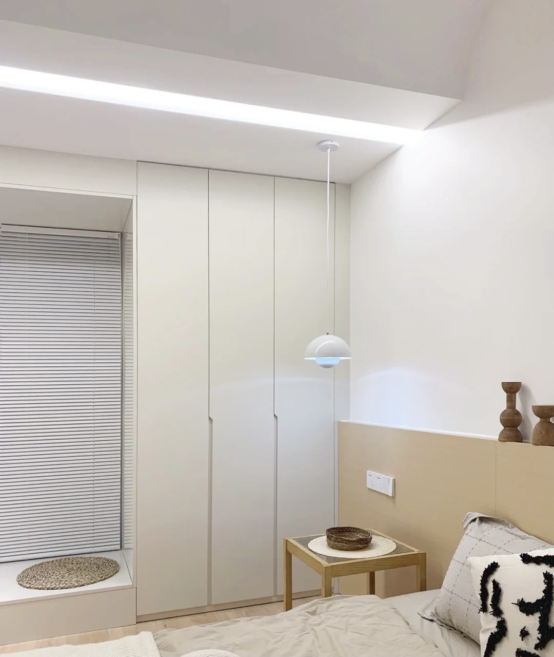 卧室整体定制衣柜与成品衣柜,新房子买成品衣柜还是定制衣柜