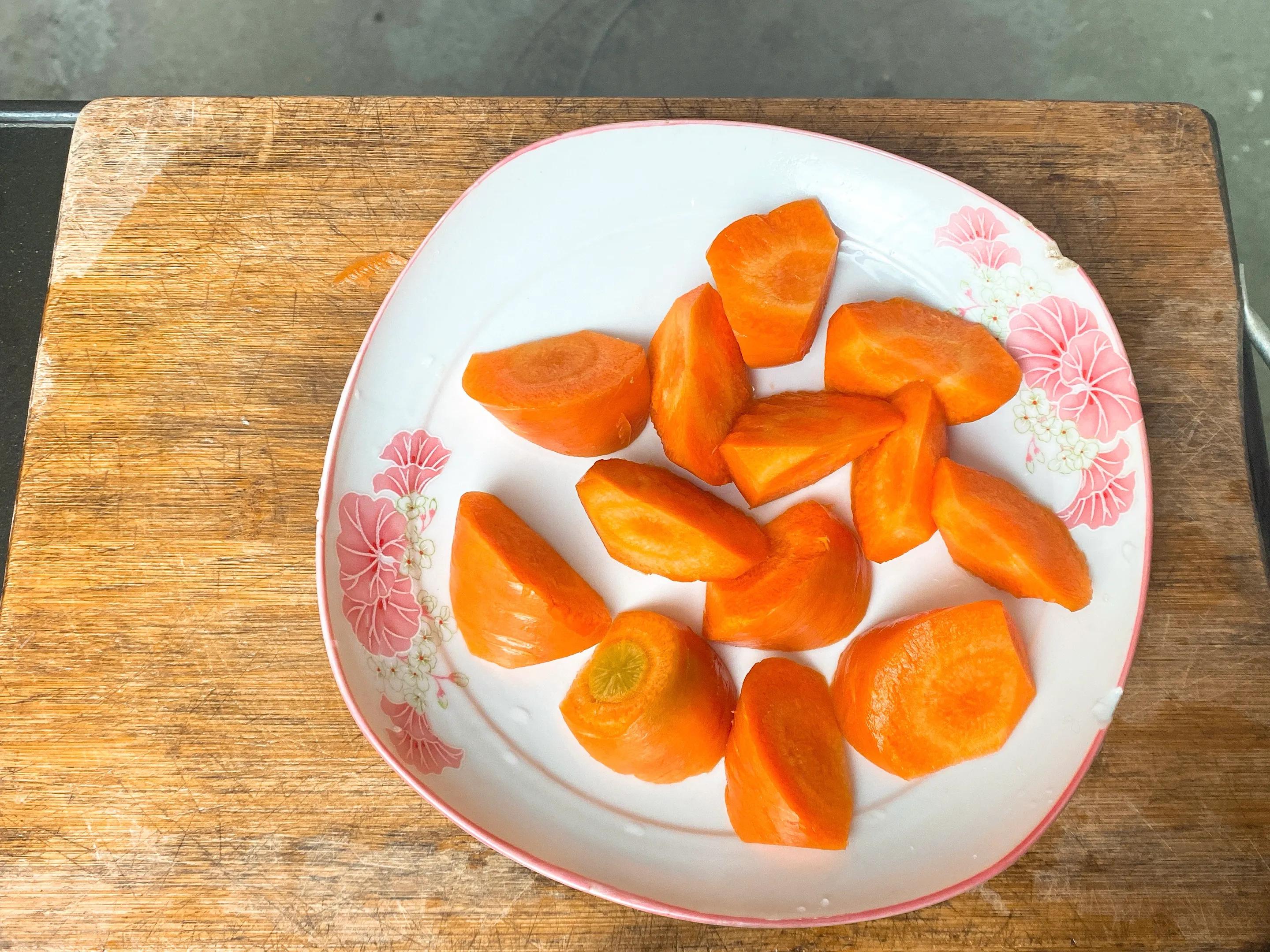 玉米排骨莲藕汤放多少排骨,玉米莲藕排骨汤先放什么