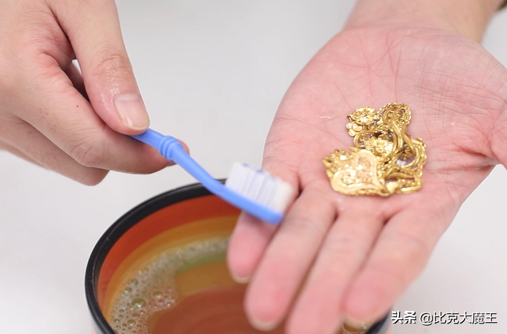 金首饰的正确清洗技巧,金首饰长期佩戴如何去污