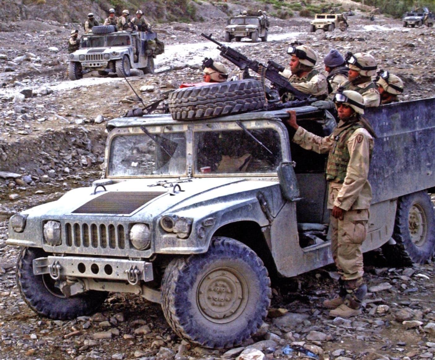 悍马装甲车军事,五千万的悍马越野车有多气派