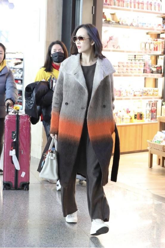 出门搭配衣服秋,王鸥夏季穿搭白色v领上衣