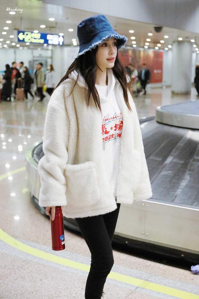 今年流行羊羔绒外套温暖又时髦,今年流行的羊羔外套