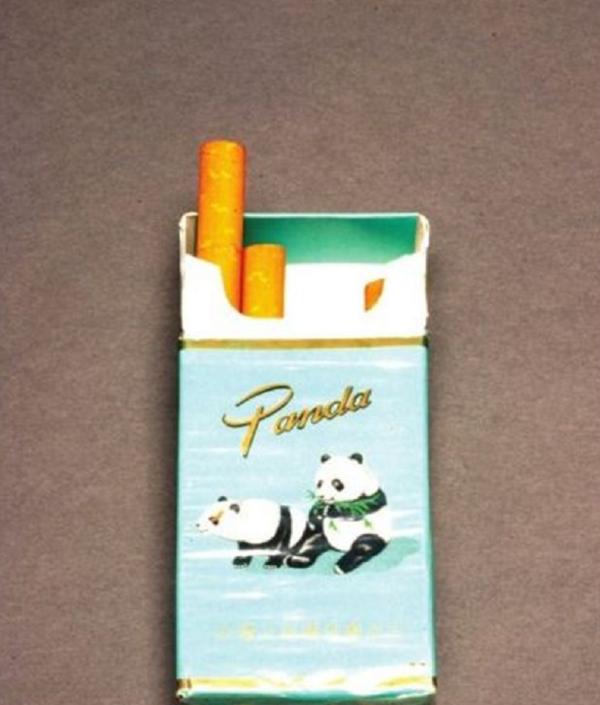 1988年，人大会议上*小平邓**正要抽烟，收到陌生纸条：请你不要吸烟