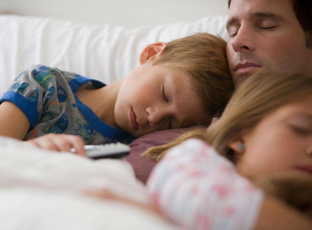 孩子爱摸大人脸怎么办,孩子老爱摸着睡怎么办