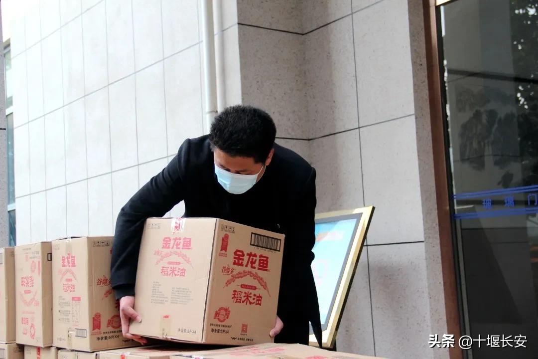 致敬奋斗在抗疫一线的社区工作者,致敬奋斗在一线的抗疫医务工作者