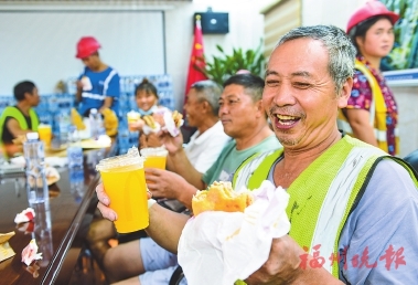 建筑工地夏季送清凉活动,工地工人送清凉活动