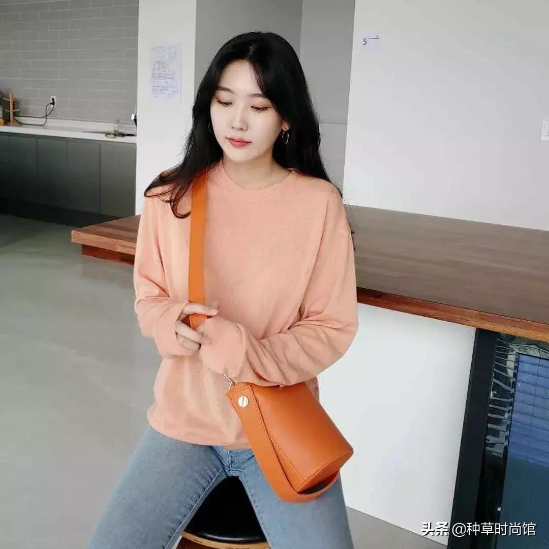 人手一件的卫衣怎么穿才时髦高级,女孩穿什么颜色卫衣洋气