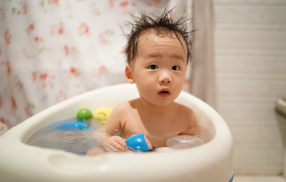 夏天到了,孩子却不爱洗澡?3招,教会家长养出爱干净的宝宝