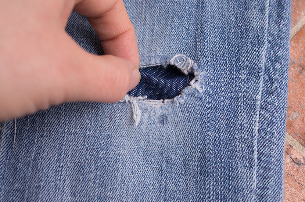 牛仔裤烧个洞如何用针线补救,牛仔裤破个洞怎么弄