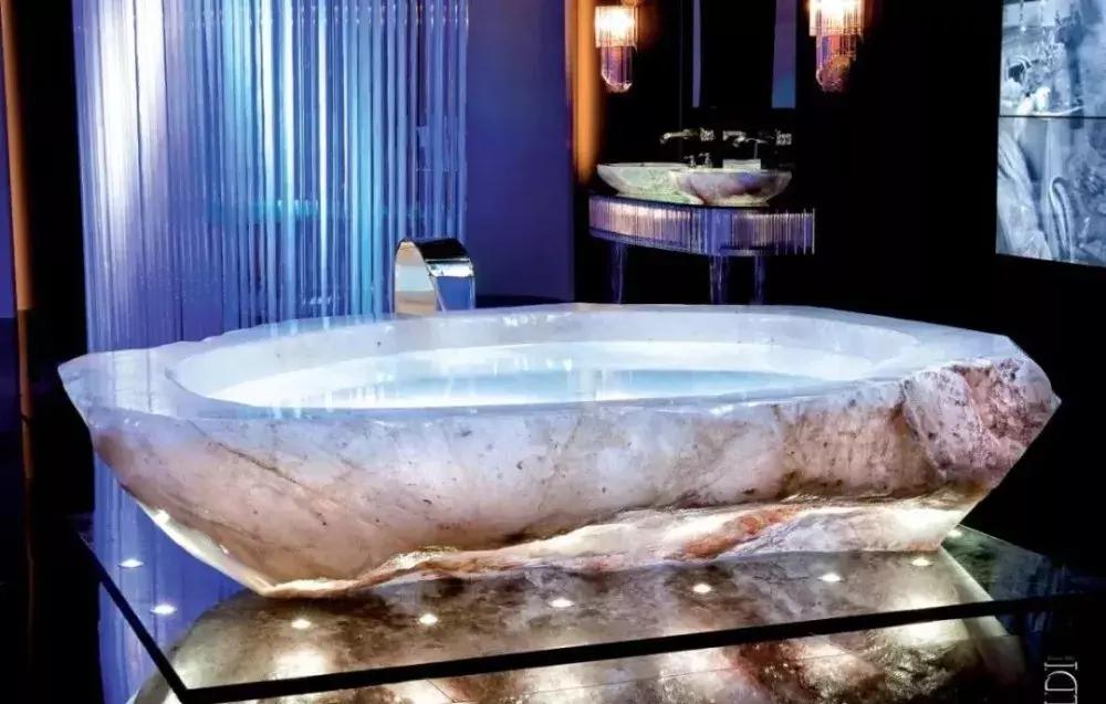 来，我请你洗澡，小编有个“价值10000000的石材浴缸”