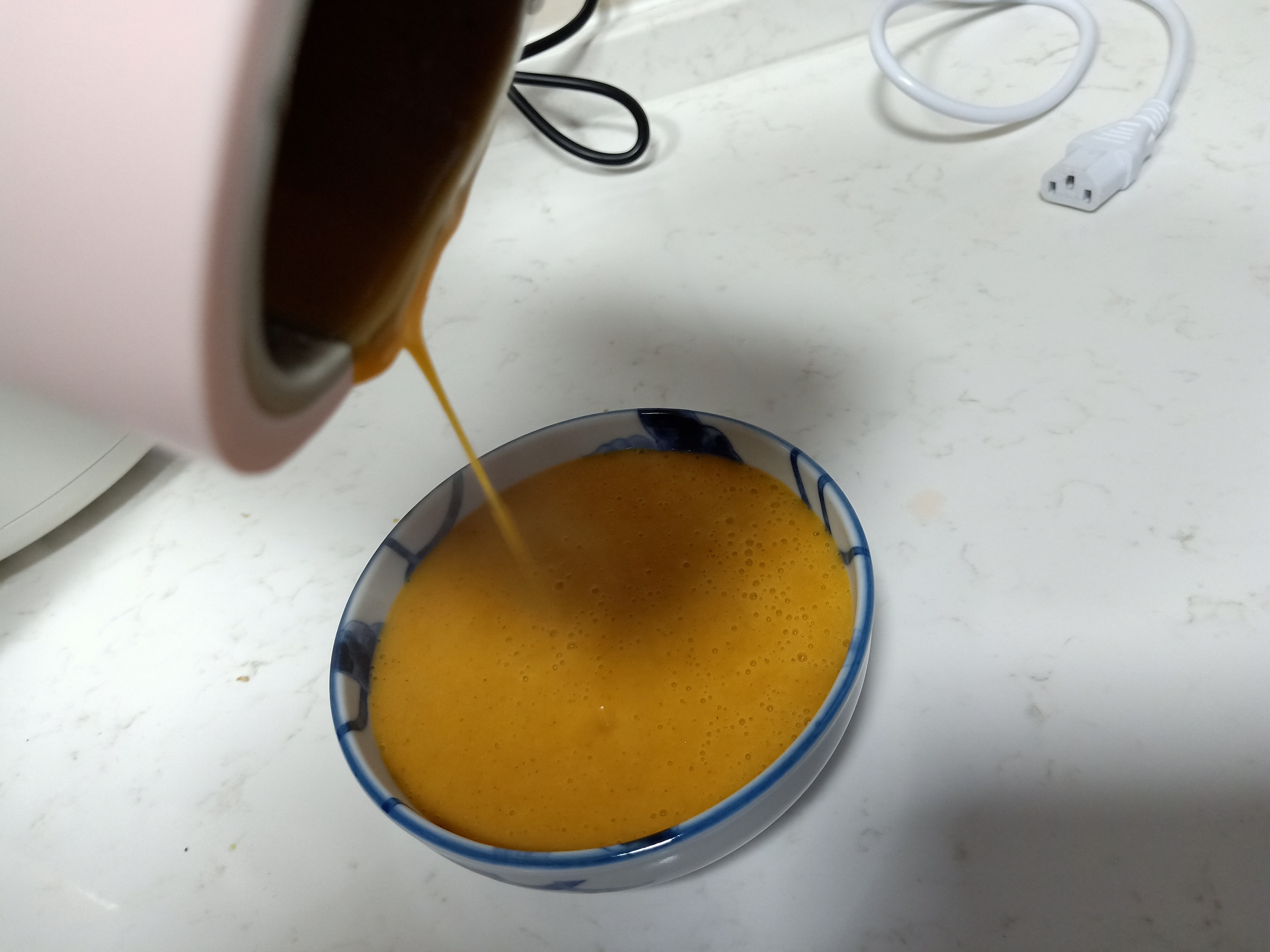 1个人吃饭真妙，不炒不煮不用锅，网友：减肥又营养，难怪身材好